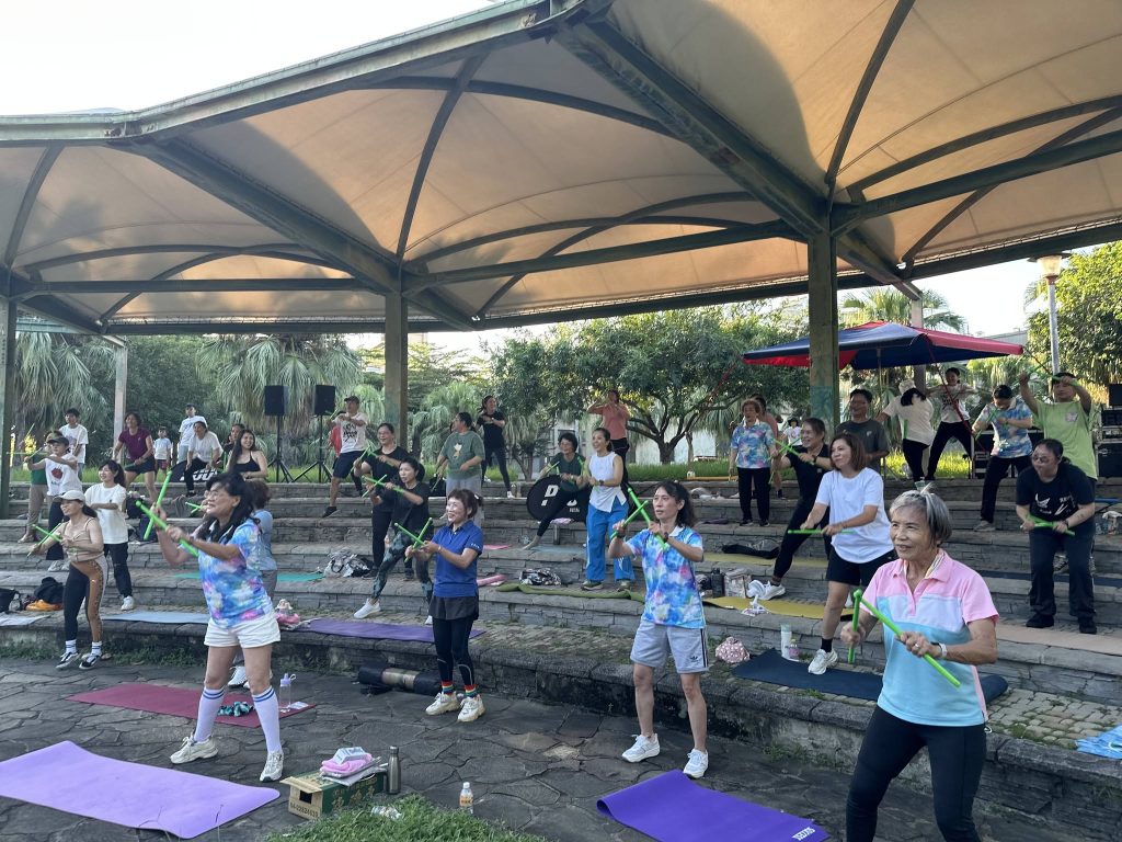 音樂、運動與公益跨界合作|「月動派對 MOON MOVE PARTY」串聯民間力量 月動派對參與者拿著鼓棒進行 POUND 節奏運動