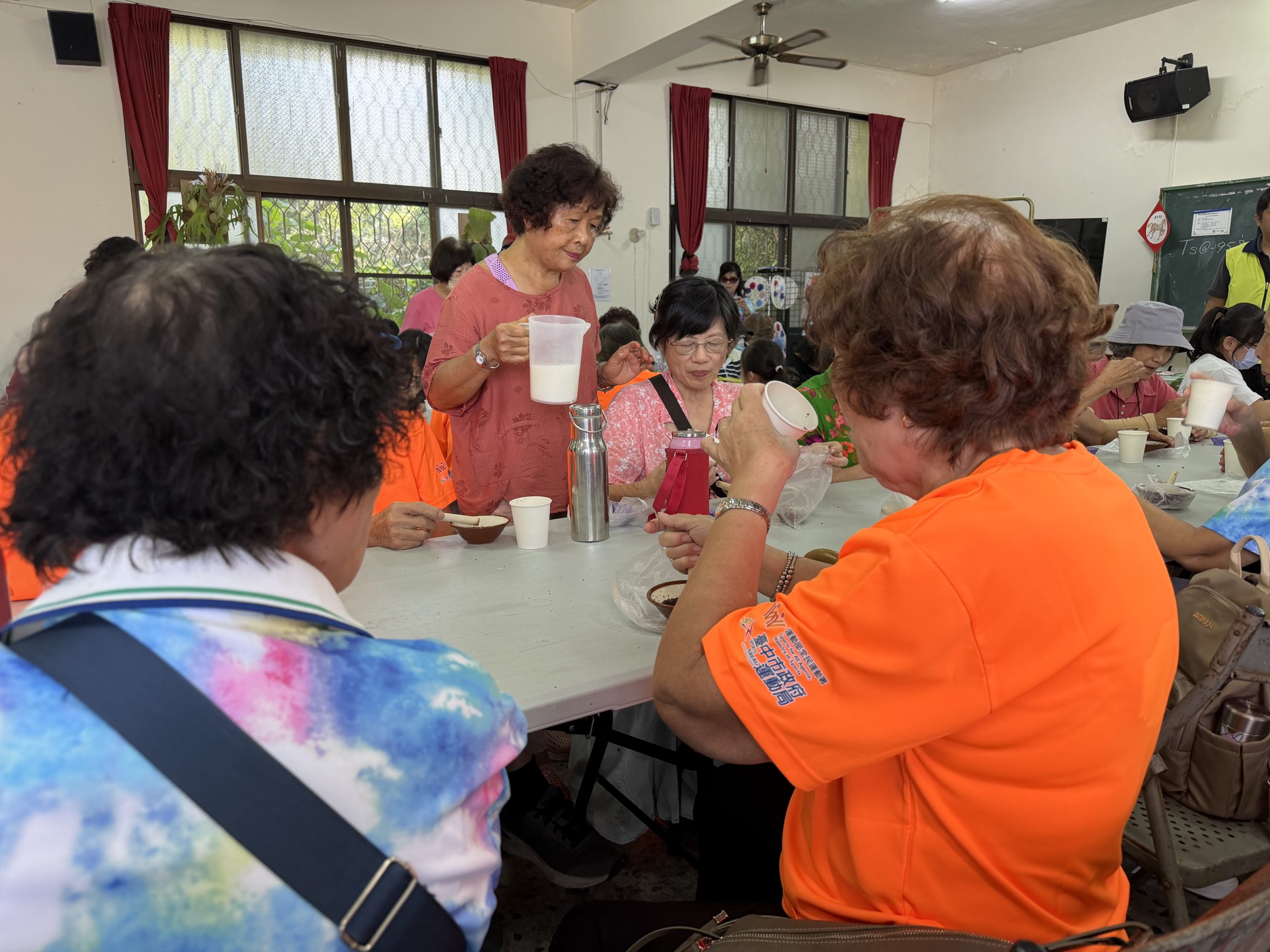 長幼關懷協會參訪埔里鐵山社區，參與社區產業體驗